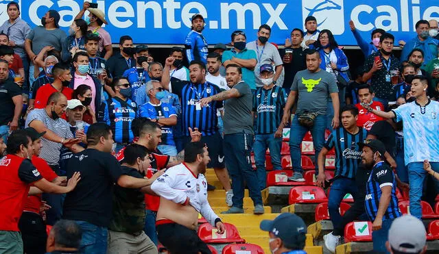 La gresca en el estadio La Corregidora se inició cerca de los 60 minutos del partido Queretaro vs. Atlas. Foto: EFE