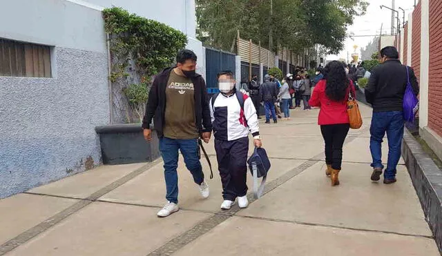 Estudiantes fueron acompañados de sus padres hasta el plantel. Foto: URPI/Alexis Choque