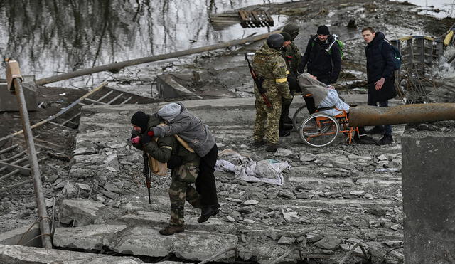 En Ucrania civiles han tenido que adiestrarse para saber cómo defender a su país de la invasión rusa. Foto: AFP