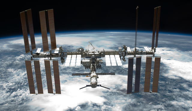 Rusia advirtió a Estados Unidos que, si cortan su cooperación espacial en la Estación Espacial Internacional, este laboratorio descendería de su órbita e impactaría con América o Europa. Foto: NASA