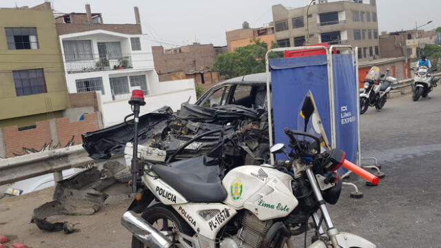 El cuerpo del chofer sigue en el auto a la espera de la llegada de peritos. Foto: Deysi Portuguez /  URPI-LR