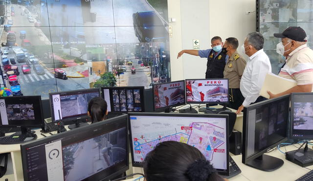 General García y alcalde Rebaza visitaron central de monitoreo. Foto: MDEP