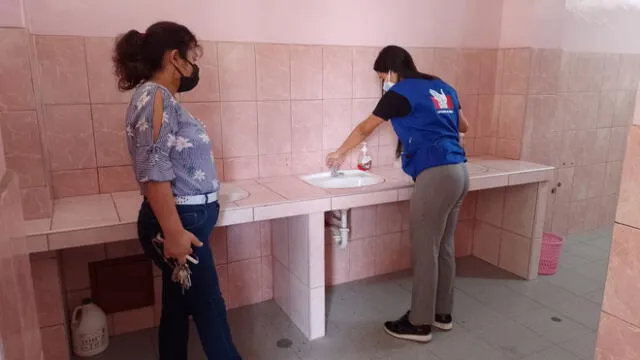 Supervisores verificaron estado de servicios higiénicos en colegios. Foto: DP