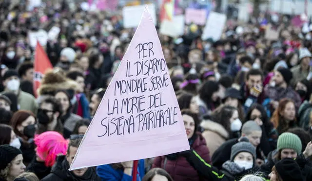 Activistas por los derechos de las mujeres llevan pancartas durante una manifestación para conmemorar el Día Internacional de la Mujer en Roma. Foto: EFE