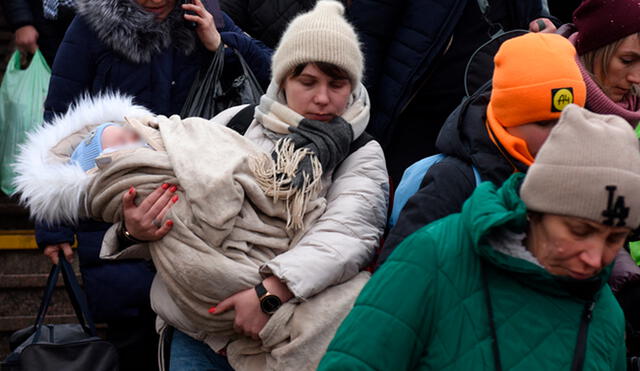 Las mujeres ucranianas buscan salir de la guerra. Foto: AFP