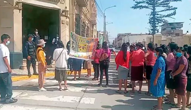 Vecinos llegaron hasta exteriores de comuna provincial de Lambayeque para protestar. Foto: captura de vídeo/ Prensa Libre
