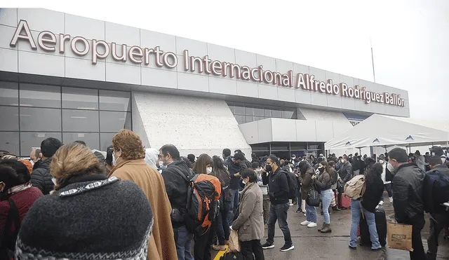 Espera. Cientos de pasajeros esperaron ayer que aerolíneas reprogramen sus vuelos que se suspenden desde el domingo. Foto: Rodrigo Talavera/ La República