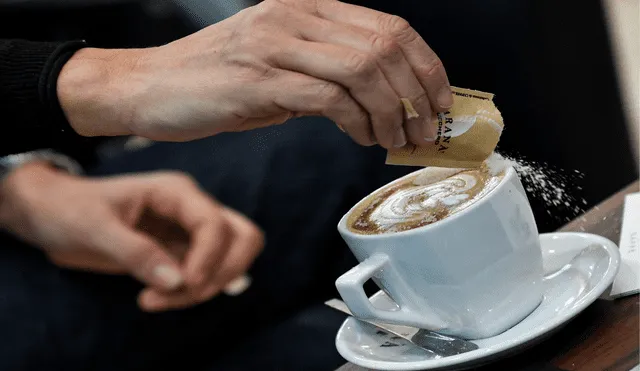 Descubre los métodos más efectivos para que la mancha del café no malogre tus prendas. Foto: AFP