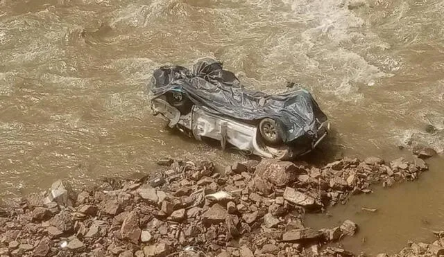 La unidad cayó aproximadamente 80 metros y quedó en el río. Foto: Agencia de Noticias Sandia