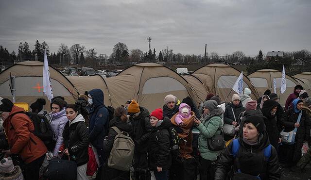 Un grupo de refugiados espera ser transportado después de cruzar la frontera entre Ucrania y Polonia en el cruce fronterizo de Medyka. Foto: AFP