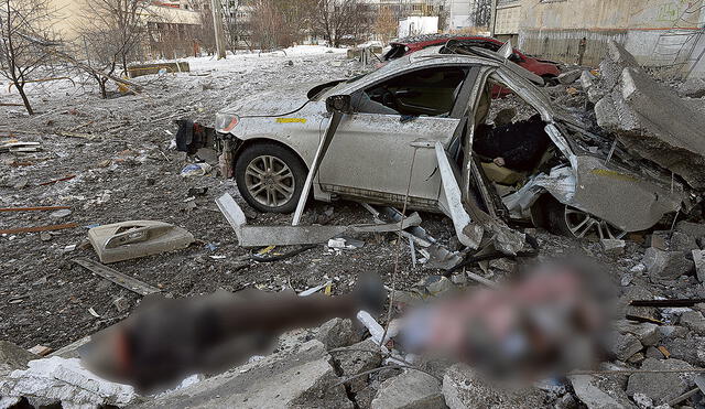 Ataques. Un cadáver yace en una calle de Mariúpol luego de un ataque aéreo ruso. Foto: AFP