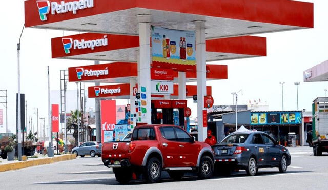 La estatal también precisa que el incremento de precios afectará a las gasolinas, diésel residuales, entre otros. Foto: Andina.