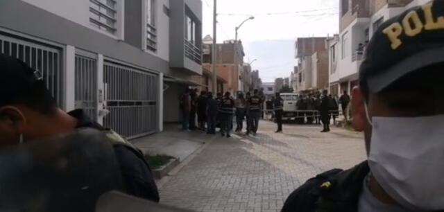Tacanga llegó a la reconstrucción custodiado por fuerte cordón policial. Foto: captura Sol TV