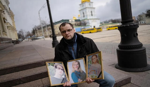 Serhiy Perebyinis perdió a su esposa, Tetiana, y a sus 2 hijos por el ataque ruso cuando intentaban huir de la ciudad de Irpin (Ucrania). Foto: The New York Times