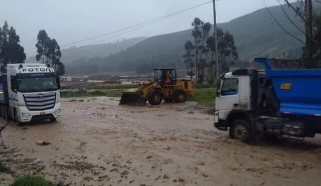 Con apoyo de maquinaria pesada se hace la limpieza de la vía nacional para rehabilitar el tránsito vehicular. Foto: COER Áncash.