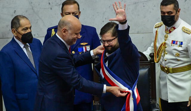 Combatir los golpes inflacionarios derivados del aumento del precio del petróleo y el trigo y recuperar empleos serán de los principales desafíos para Gabriel Boric. Foto: AFP