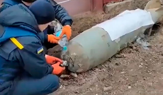 Los especialistas desenroscaron el tapón usando guantes, mientras arrojaban agua mineral de una botella. Foto y Video: captura-Twitter