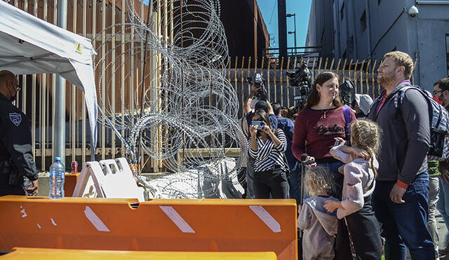 Familias de Rusia y Ucrania esperan para solicitar Asilo Político en la garita de San Ysidro, frontera con Estados Unidos, en la ciudad de Tijuana (México). Foto: EFE.
