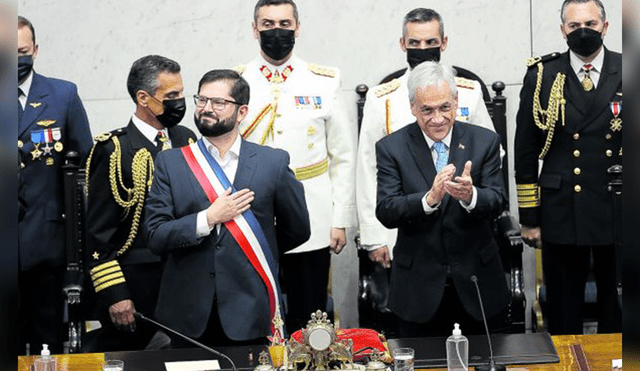 Sin rencores. Piñera apoyó y saludó a su joven sucesor. El cambio de mando en Chile fue un ejemplo de fraternidad entre políticas rivales por el bien de su país. Foto: Agencia EFE