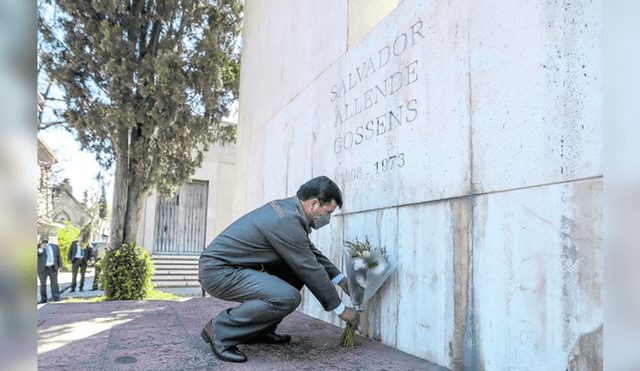 Gesto. Mandatario Pedro Castillo dejó flores ante la tumba del asesinado Salvador Allende. Foto: Presidencia