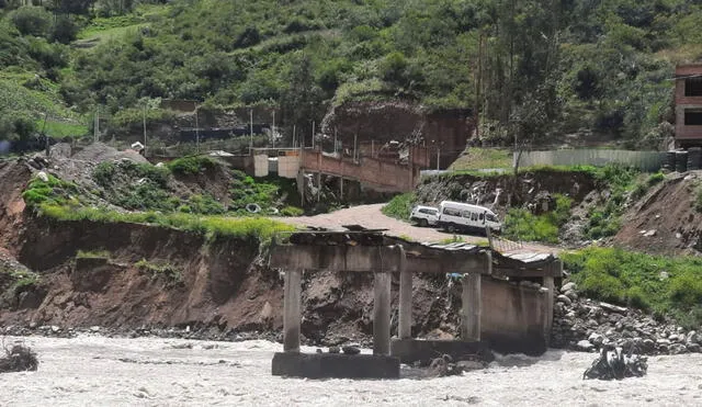 Según la evaluación de daños, el puente de madera y estribos de concreto armado colapsó debido a la erosión fluvial. Foto: COER Áncash