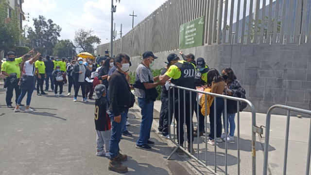 Arequipa. Estricto control sobre el cumplimiento del cuadro de vacunación se hace en el estadio de la UNSA. Foto: Wilder Pari/URPI