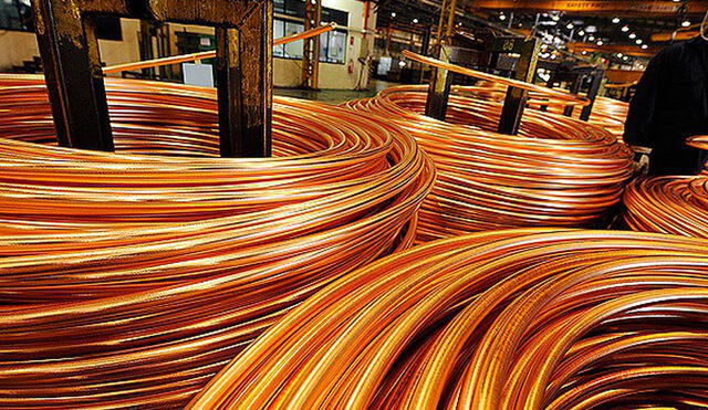 Especialistas aseguran que el cobre alcanzará cotizaciones que podrían generar ingresos de hasta US$ 4.000 millones por exportaciones en el 2022 . Foto: EFE