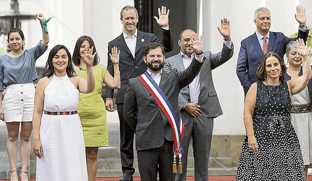 Arranque. Gabriel Boric en una foto oficial con su gabinete en el primer día de labores en el palacio presidencial de la Moneda, en Santiago. Foto: AFP