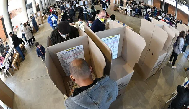Los colombianos votan para elaborar una lista de candidatos presidenciales para las elecciones de mayo y escoger a más de 200 miembros del Congreso. Foto: EFE