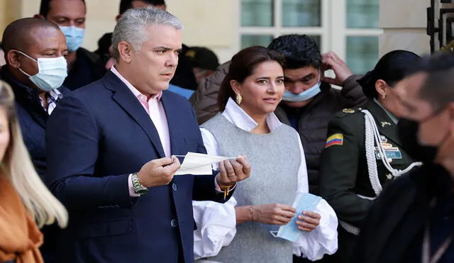 El presidente de Colombia, Iván Duque, mientras llegaba junto a su esposa María Juliana Ruíz a votar en Bogotá (Colombia). Foto: EFE