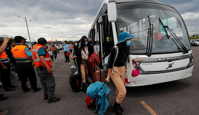 Ecuador repatrió en un primer vuelo humanitario a 246 nacionales y en un segundo a 203. Foto: EFE