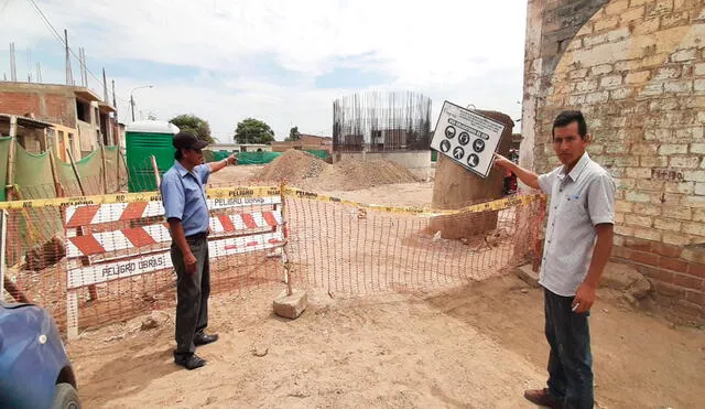 Manuel Sánchez y Elmer Pasapera señalan componente de obra que está suspendida. Foto: La República