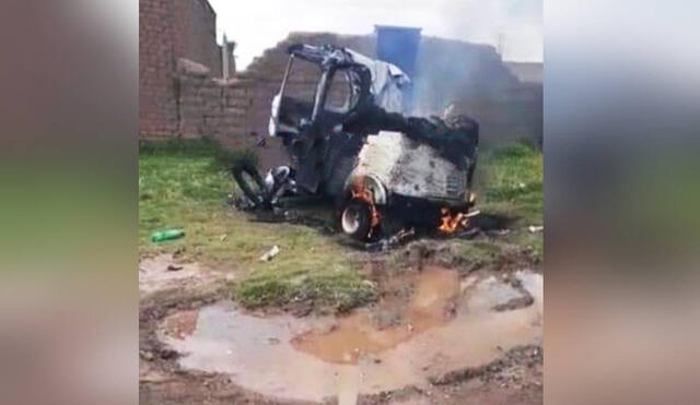 Vecinos quemaron el mototaxi donde se trasladaban los sujetos. Foto: Fama TV