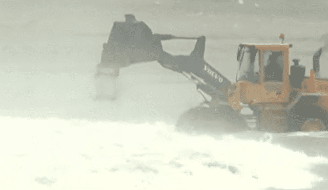 La contaminación ocurrida en las instalaciones de Repsol persiste en las zonas costeras desde Ventanilla a Huaral. Foto: captura de América TV