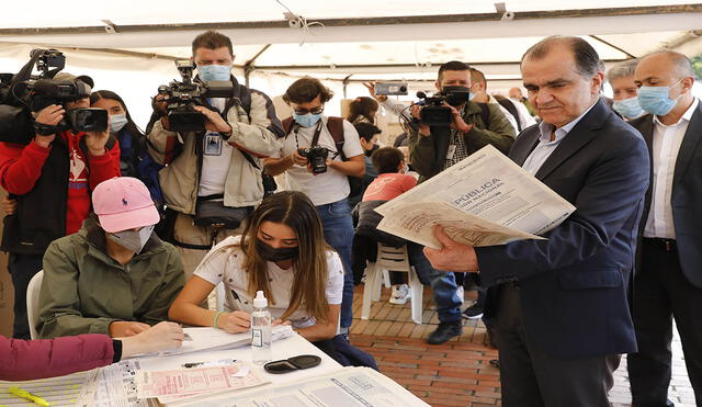 Óscar Iván Zuluaga (d), candidato a la Presidencia de Colombia por el partido Centro Democrático, mientras ejercía su voto en las elecciones del domingo. Foto: EFE