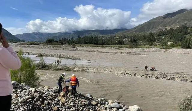 Rescatan el cuerpo de mujer de turbulentas aguas del río Santa. Foto:  Radio Santo Domingo