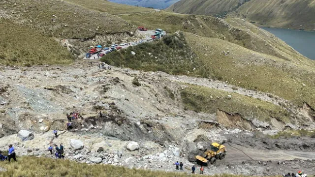 Más de 250 metros de la carretera Cátac-Chavín se destruyó por un deslizamiento. Tránsito está interrumpido. Foto: Antamina.
