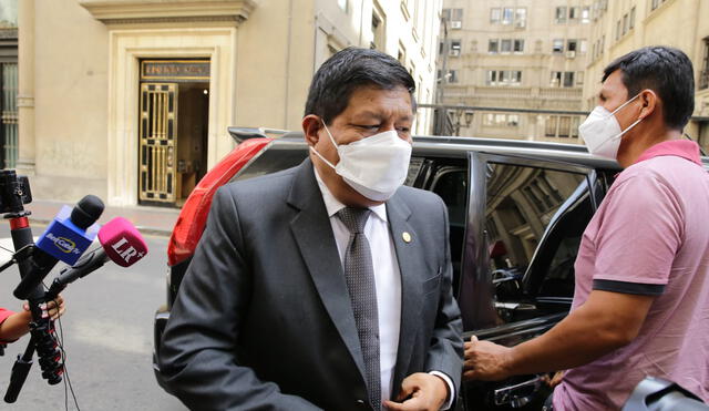 El exministro de defensa Walter Ayala llegó a la fiscalía de lavado de activos. Foto: John Reyes/La República