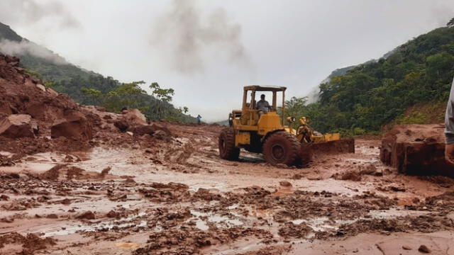 Maquinaria pesada realiza trabajos de limpieza del lodo y piedras que cayó en la vía Shapaja-Chazuta. Foto: Gobierno Regional de San Martín