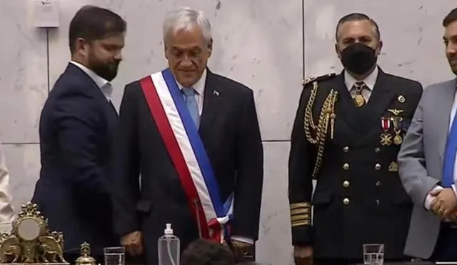 Presidente Gabriel Boric dio una peculiar vuelta detrás del mandatario saliente Sebastián Piñera. Foto: captura video