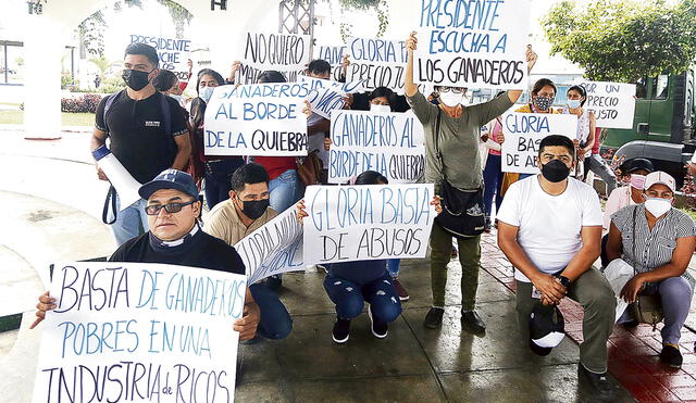 Buscan soluciones. Hoy al menos unos 10.000 ganaderos lecheros paralizan actividad. Foto: Félix Contreras/La República