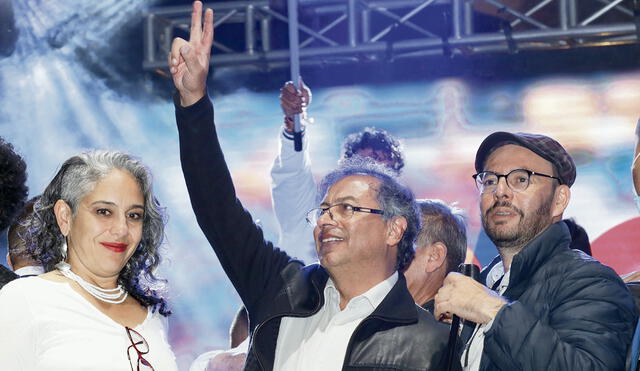 El favorito. El izquierdista Gustavo Petro saluda a sus simpatizantes luego de los buenos resultados obtenidos el domingo en las elecciones legislativas. Foto: EFE