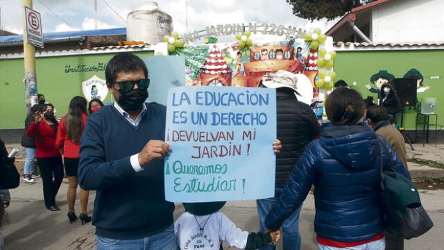 Protesta. Padres junto a sus niños reclamaron a autoridades por no reubicar vacunatorio que se instaló en su colegio. Foto: Juan Carlos Cisneros/ La República