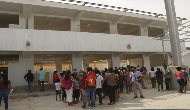 Padres de familia piden que se reinicien trabajos en colegio. Foto: La República.