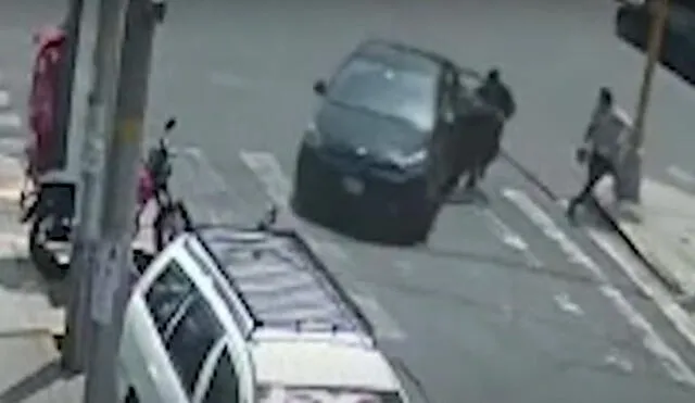 Delincuentes continuaron robando pese a que el auto seguía en movimiento. Foto: captura de Panamericana TV