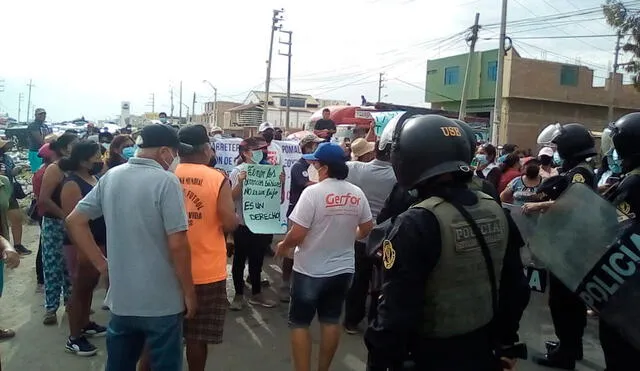 Vecinos bloquearon vía para exigir una solución a sus demandas por proyecto de saneamiento. Foto: La República