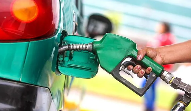 En las últimas semanas los combustibles han experimentado una notable alza. Foto: Andina
