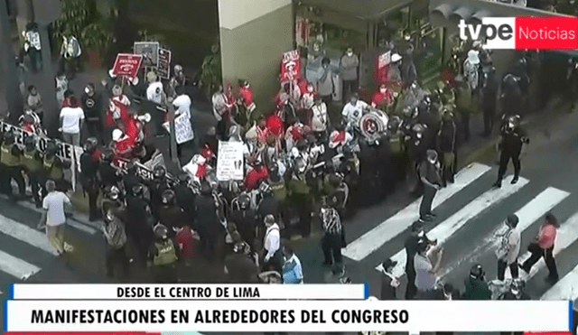 Manifestantes se aglomeran en las afueras del Congreso. Foto: captura TV Perú