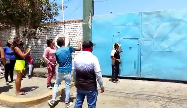 Se retuvo a 3 comerciantes informales, quienes aseguraron que en el interior del establecimiento fueron golpeados. Foto: captura Urpi-GLR
