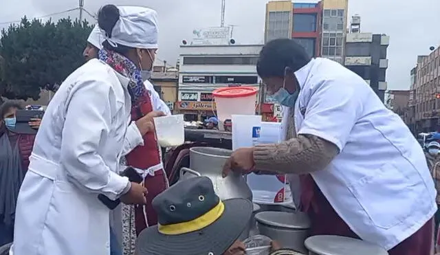 Ciudadanos llevaron la leche en botellas y bolsas. Foto: captura video Sin Fronteras